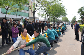 团队拔河比赛进行中