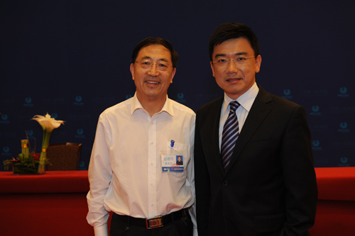赵总（左）与央视经济频道主持人马洪涛亲切交流