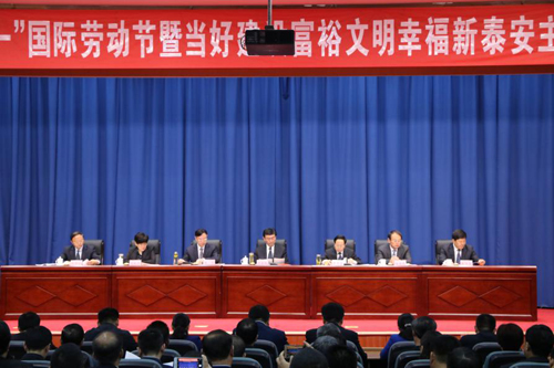 出席大会的王云鹏书记（中）、李希信市长（右起第三）等领导